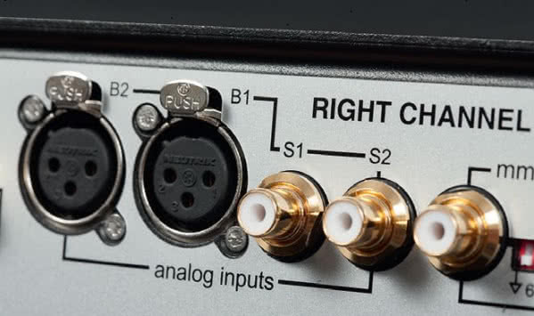 Dla sygnałów liniowych przygotowano dwa wejścia RCA i dwa XLR – tor jest w pełni zbalansowany.
