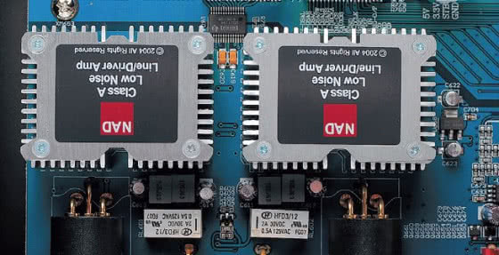 Każdemu z kanałów stereo towarzyszy moduł wyjścia analogowego, pracujący w klasie A, umieszczony w puszce z napisem Line/Driver Amp.