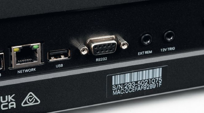 Podłączenie do Internetu służy wyłącznie ściągnięciu informacji o odtwarzanej płycie.