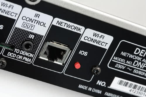 Czerwone przyciski wspomagają konfigurację modułu Wi-Fi.