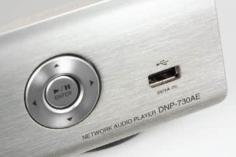 Jedno "kółko" sterujące spełnia rolę nawigacji po menu oraz podstawowych funkcji odtwarzania.