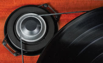 Silnik jest zawieszony na gumowym pasku, łatwo
porusza w jednym kierunku, a trudniej w drugim;
został dociążony aluminiowym kołnierzem.