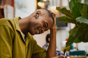 Słuchawki JBL Live Beam 3 - redukcja hałasu i etui z elementami sterującymi