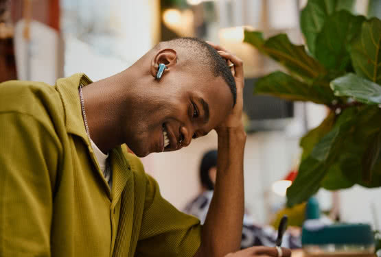 Słuchawki JBL Live Beam 3 - redukcja hałasu i etui z elementami sterującymi