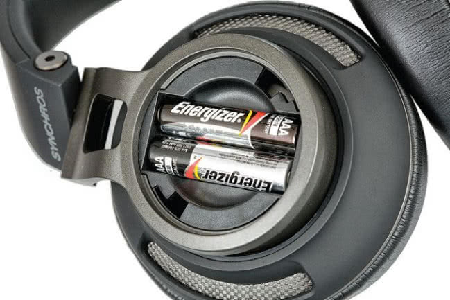 Miejsce dla dwóch baterii AAA wygospodarowano pod "kapslem" jednej z muszli - ogniwa zasilają system LiveStage.