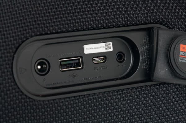 Wszystkie gniazda ulokowano za gumową zaślepką; Boombox 2 ma jedno wejście analogowe, a złącze USB można wykorzystać do naładowania np. telefonu