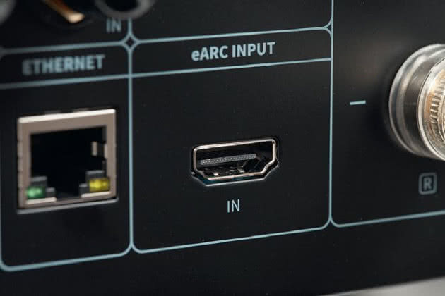 RS520 może nas też zabawiać… wyświetlaniem fi lmów – pozwala na to złącze HDMI (z dodatkowym układem eARC).