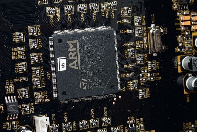 Filtry cyfrowe w ES9028PRO zostały wyłączone, dla Q5 przygotowano specjalne algorytmy w procesorze STMicroelectronics z architekturą ARM.