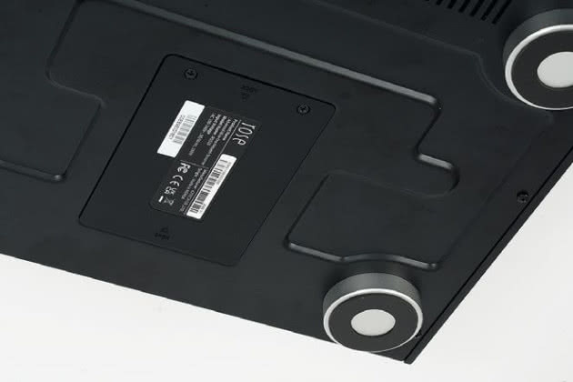  W dolnej płycie przygotowano wnękę na twardy dysk, wraz z którym RS520 może pełnić rolę serwera.