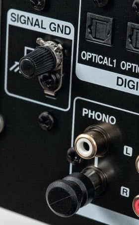 Również PM-800NE błyszczy zaawansowaną sekcją gramofonową, z trybami MM oraz MC.