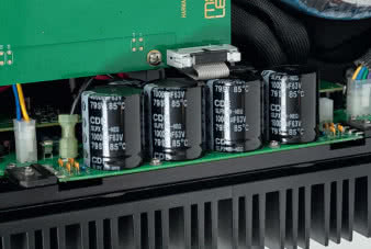 Końcówki mają
formę dwóch
modułów,
w ich obrębie
zainstalowano
również część
układu zasilania
(kondensatory
filtrujące).