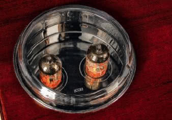 Lampy "zabezpieczono" akrylową osłoną, która przy
głośniejszym graniu zaczyna dość intensywnie pachnąć
przegrzanym tworzywem