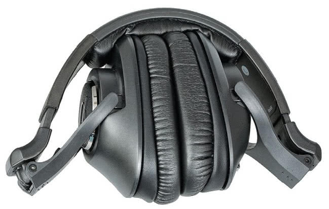 Oryginalny i bezpieczny (słuchawki stykają się miękkimi materiałami) mechanizm składania muszlami do siebie - to też atut.