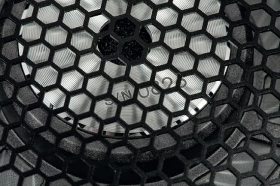Ażurowa maskownica w tylnej części muszli ma formę plastra miodu; na obudowie przetworników widać naniesiony laserowo numer seryjny.