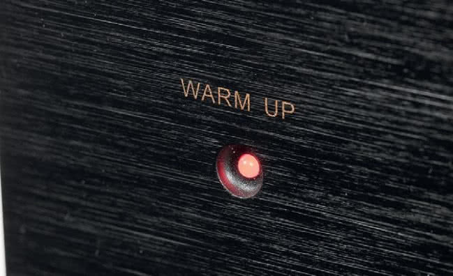 Dioda "WARM UP" sygnalizuje kilkusekundowy proces uruchamiania sekcji lampowej odtwarzacza.