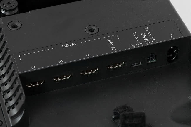 Panel przyłączeniowy podzielono na dwie sekcje; w bardziej "typowej" znajdują się cztery gniazda HDMI (w tym jedno z kanałem zwrotnym).