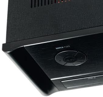 Przedni panel
jest wykonany z grubego płata metalu. Dla ozdoby
dodano metalowe boczki. Dobre wrażenie robi
porowato lakierowana pokrywa.