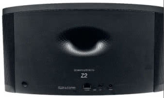 Wylot bas-refleksu prezentuje firmową fakturę
piłeczki golfowej. Z tego lub innego powodu bas jest
bardzo dobry.