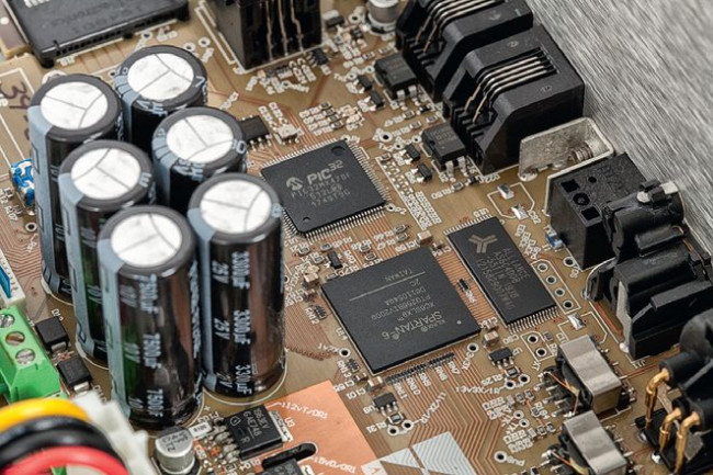 Ayre zaprojektowało własne algorytmy filtrów, realizowane są przez nowoczesne procesory FPGA.