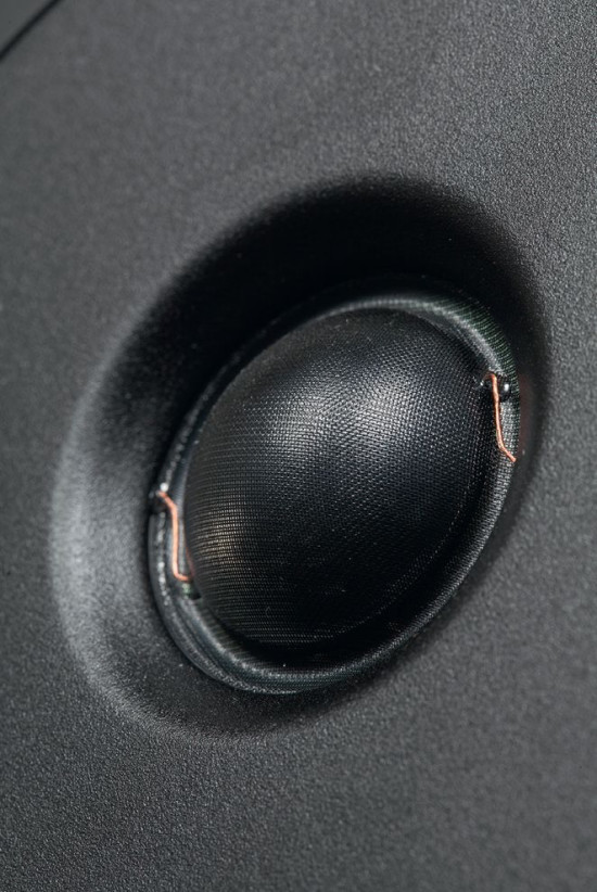 W całej swojej historii Dynaudio stosowało wyłącznie kopułki tekstylne. W serii Confidence jest oczywiście zainstalowany najlepszy model – Esotar3.