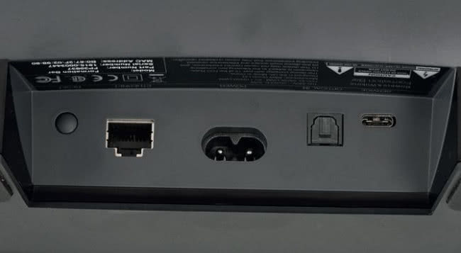W panelu połączeniowym oprócz LAN i serwisowego złącza USB jest tylko jedno wejście – cyfrowe optyczne; musi wystarczyć do włączenia Formation Bar w system A/V.