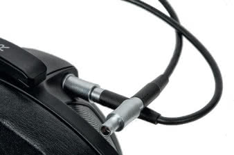 Do muszli podłączamy fi rmowe, okrągłe
wtyki, wchodzą z właściwym oporem
i klikiem mechanizmu zatrzaskowego.