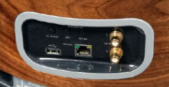 Drewno orzechowe, lakier na wysoki połysk,
subtelne detale - to w Marantzu urzeka.