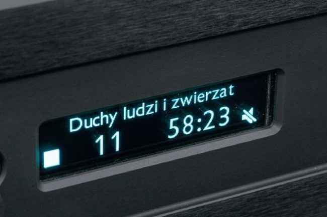 Na wyświetlaczu znajdują się przede wszystkim podstawowe informacje o pracy sekcji CD, na wybranych krążkach uzupełnione również o CD-TEXT.