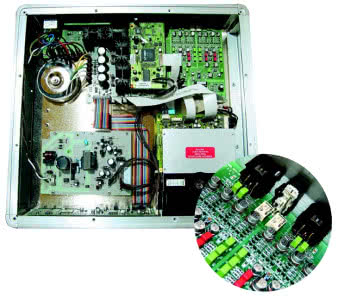 Najwięcej
miejsca w odtwarzaczu
zajmuje
wyjściowa płytka
audio, w całości
zbalansowana,
z dobrymi
kondensatorami
Wimy i zbudowana
głównie w technice
SMD.