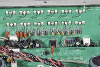 Wyizolowano płytkę przedwzmacniacza, do której
bezpośrednio wlutowano gniazda wejściowe.