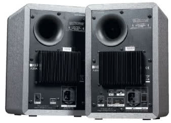 W układzie
KEF-a obydwa
głośniki pary są
aktywne, na co
wskazują radiatory
i gniazdo
zasilania, choć
tylko jeden
z nich został
wyposażony
w przetwornik
C/A i przyjmuje
wszystkie
sygnały źródłowe
- zarówno
cyfrowe jak
i analogowe.