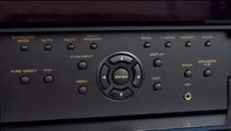 Nawet pod klapką Marantz zachowuje
umiar, stąd też zdalne sterowanie jest
tu koniecznością.