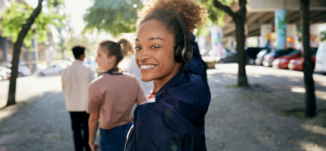 Nowe słuchawki JBL Live: 460 NC i 660 NC