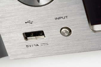 Do portu USB podłączymy nośniki pamięci z muzyką,
obsłużymy także sprzęt Apple.