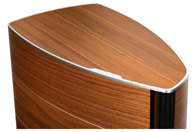 Przekrój poziomy nie jest symetryczny – bieg ścianek bocznych jest różny w tylnej części, z jednej strony uzupełniony przez aluminiową wstawkę. Na górnej ściance cienka warstwa drewna pokrywa wyfrezowaną aluminiową płytę, której krawędzie widać na zewnątrz.