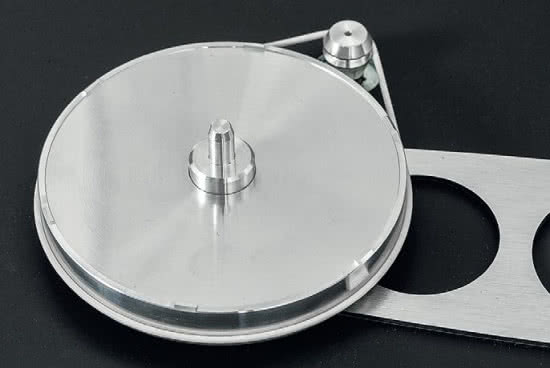 Planar 6 to gramofon z napędem paskowym, przekazywanym na mały (metalowy) subtalerz.