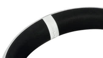 Aby dodatkowo
wzmocnić doznania,
w górnej części pałąka zainstalowano
„wibrator” sterowany ze
smartfona (należy pobrać specjalną
aplikację) przez Bluetooth.