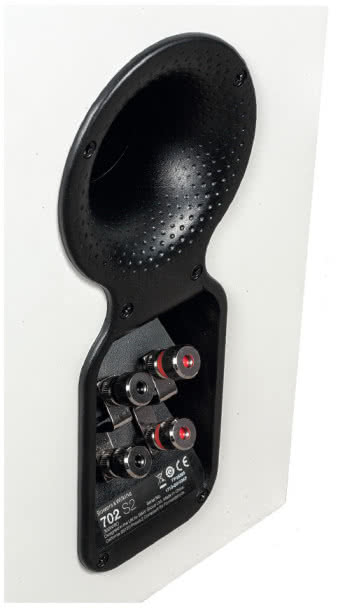 Tunel bas-refl eks, zintegrowany
zgniazdem przyłączeniowym, to
już jedyny element, który pozostał
niezmieniony, nawet w stosunku do
pierwszej edycji serii CM; dla samej
elegancji można by ten fragment
konstrukcji „odświeżyć”, ale technicznie
wiele poprawić się tutaj nie da. Samo
strojenie bas-refl eksu nie jest jednak
standardowe – niewielką powierzchnią
tunelu (średnica 4,5cm, ijest tylko jeden)
wraz ze znaczną długością (16cm)
ustalono bardzo niską częstotliwość rezonansową
(25 Hz), którą można jeszcze...
obniżyć (wkładając do tunelu pierścień
z gąbki) ewentualnie całkowicie zamknąć.