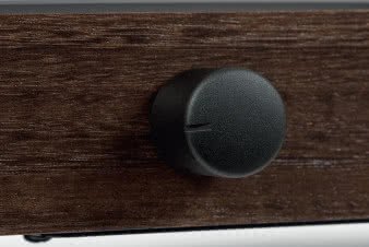 Pokrętło na przednim panelu służy do wyboru źródeł
i regulacji wzmocnienia, kręci się bez punktów
oporowych.