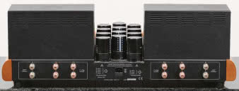 Z tyłu mamy jedynie gniazdo sieciowe IEC oraz
gniazda głośnikowe