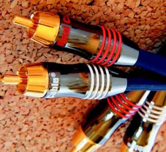 Wtyki są złocone i nawiązują swoją konstrukcją do opatentowanego przez Monster Cable