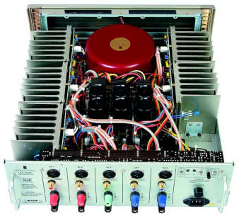 A 52 zbudowano w oparciu o jeden ogromogromny
transformator toroidalny o mocy
1,4kW.