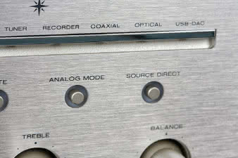 Oprócz doskonale
znanego Source Direct,
w PM7005 przygotowano
dodatkowo układ Analog
Mode, który odłącza zasilanie
od wszystkich obwodów
cyfrowych zakłócających
zwłaszcza pracę znajdującego
się w ich pobliżu
układu korekcji phono.