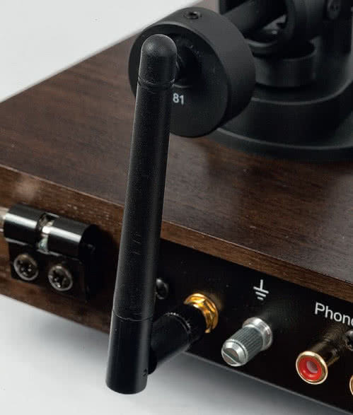 Układy BT widywaliśmy dotąd w gramofonach jako nadajniki (by “podłączyć” słuchawki), JukeBox S2 pozwoli posłuchać muzyki płynącej np. ze smartfona.