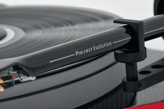 Jedną z wizytówek bardziej zaawansowanych gramofonów Pro-Jecta stały się “węglowe” ramiona; konstrukcja w RPM 5 Carbon ma typową, 9-calową długość.