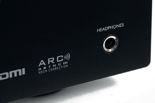AVM 90 jest wyposażony w wyjście słuchawkowe, ale nie ma obok zestawu gniazd podręcznych, typowego dla amplitunerów AV.