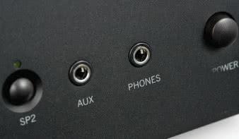 Panel podręczny nie da wstępu sygnałom cyfrowym, ale można podłączyć analogowo Empetrójkę, jest też
wyjście słuchawkowe.