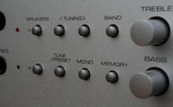 Jak w każdym amplitunerze, tak
i w RX-1052 jest kilka przycisków do obsługi
radia. Ale przedni panel daje dostęp do
wielu innych ciekawych funkcji.