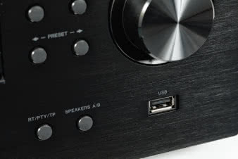 Do złącza USB
można podpiąć nośniki
pamięci wypełnione plikami,
jednak dekodowanie
tych o najwyższych
parametrach (24/192
i DSD128) jest dostępne
tylko poprzez funkcję
odtwarzacza
sieciowego.