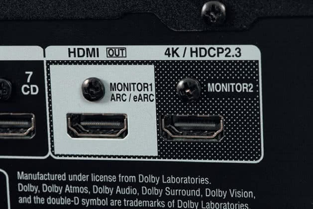 Jedno z dwóch wyjść HDMI ma najnowszy protokół eARC, dodatkowe może służyć np. do uruchomienia zdalnej strefy.